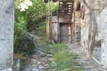 Selciato di una viuzza che attraversa la borgata.